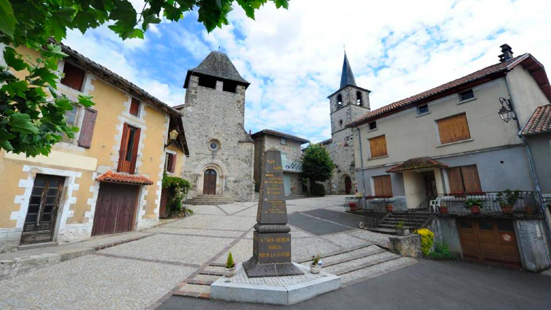 Village de Saint-Santin les deux églises Cantal