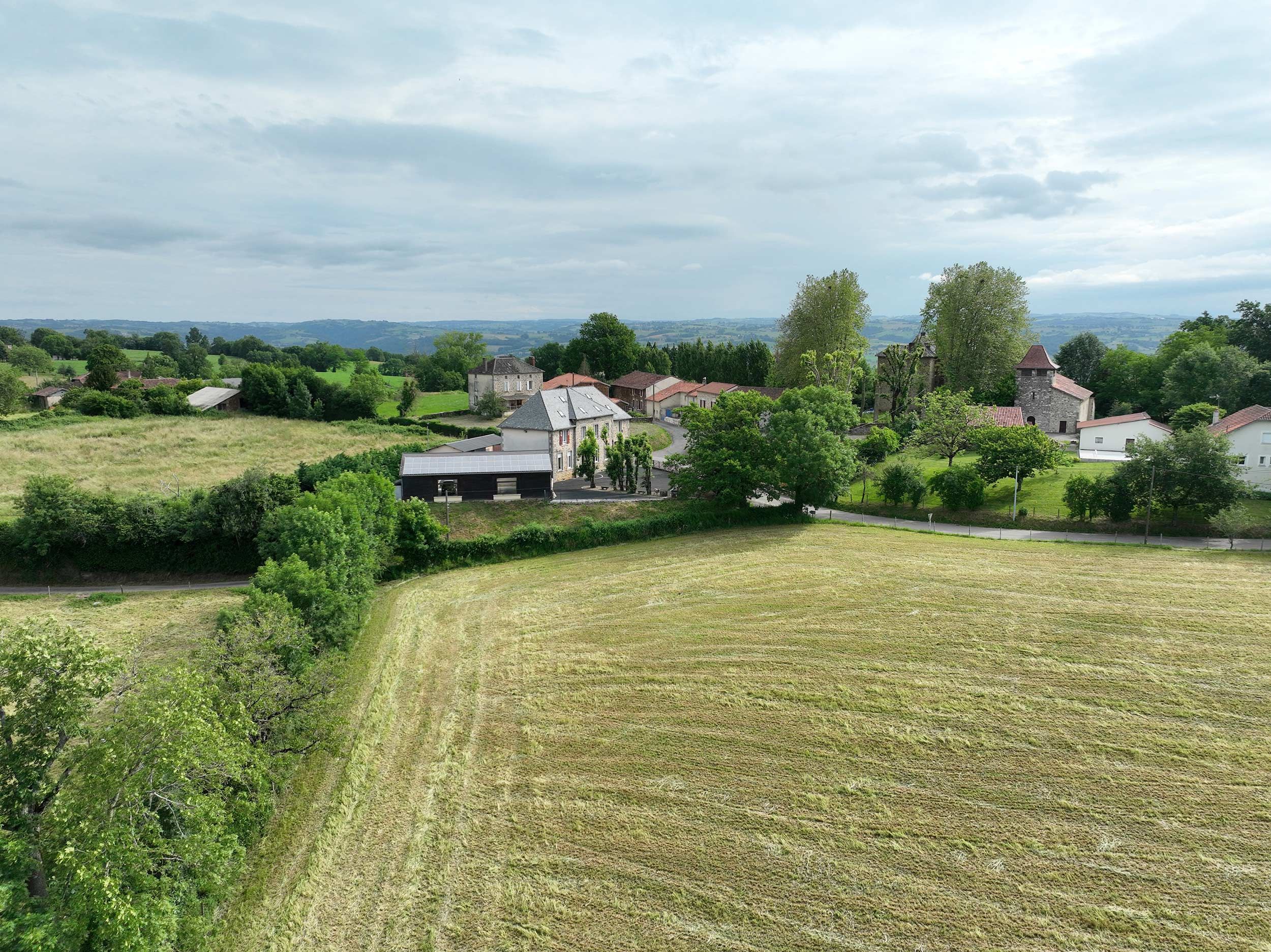 Vue de drone de la Mairie du Trioulou Cantal 