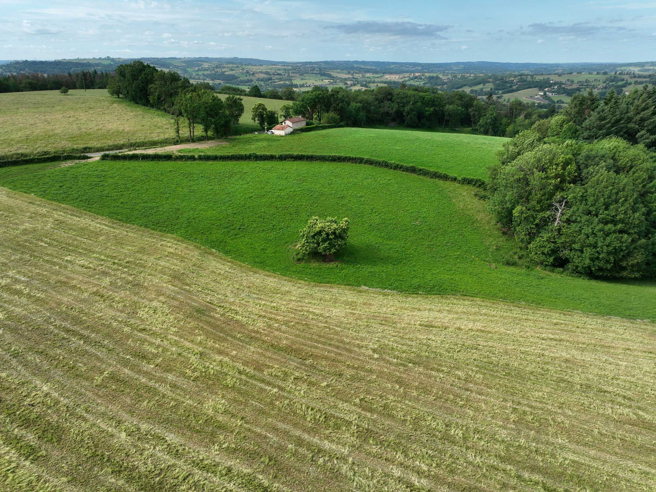Vue de drone de la commune du Trioulou dans le Cantal 