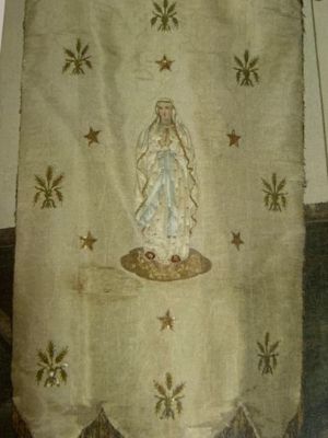 Bannière de procession, intérieur de l'église du Trioulou dans le Cantal